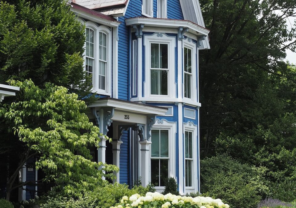 Bay vs. Bow Windows: Which Is Right for Your Home?